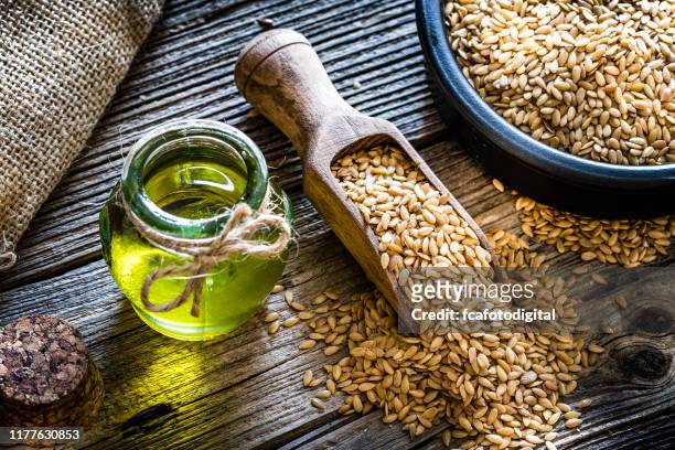 alimentación saludable: aceite de semilla de ffax y semillas de lino - flax seed fotografías e imágenes de stock