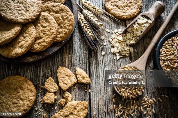 fibra dietética para una alimentación saludable: galletas de avena y espelta en una mesa de madera rústica - entero fotografías e imágenes de stock