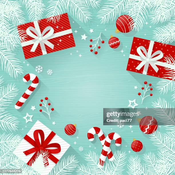 weihnachtshintergrund mit dekorationen und geschenkboxen, weiß tannenbaum zweiniederlassungen auf holztisch - weihnachtstisch stock-grafiken, -clipart, -cartoons und -symbole