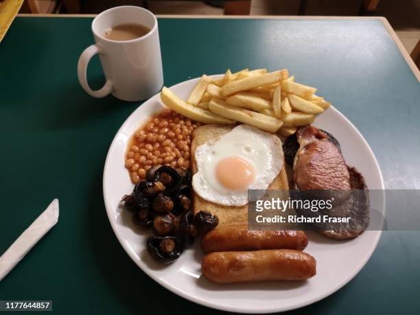 a full english breakfast - cultura inglesa fotografías e imágenes de stock