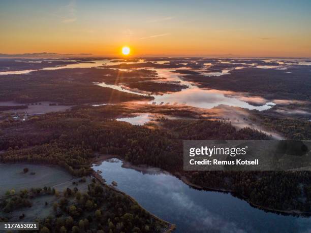 luchtfoto over mistig lake - sweden stockfoto's en -beelden