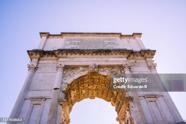 arch of titus of rome - arch of titus fotografías e imágenes de stock