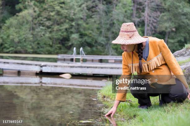 inheemse canadese vrouw zegen het water - south africa v canada stockfoto's en -beelden