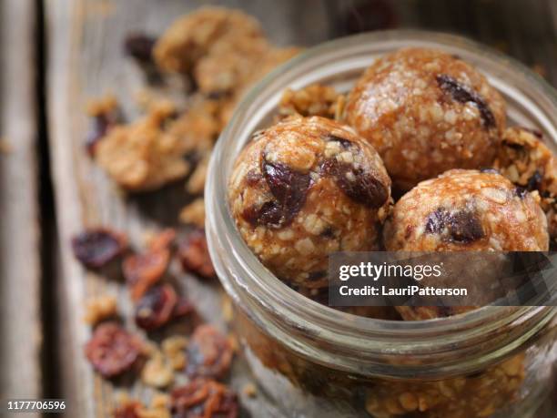 getrocknete cranberry- und haferenergiekugeln - almonds and chocolate stock-fotos und bilder