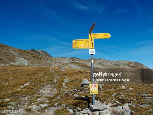 yellow trail marker along hiking trail from simplon pass (passo del sempione) to inneri nanzlicke - wegweiser schweiz stock-fotos und bilder