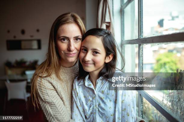 mother and daughter portrait - mom and young daughter stock pictures, royalty-free photos & images