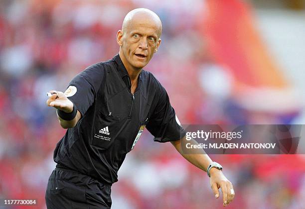 Italian referee Pierluigi Collina directs the play, 01 july 2004 at the Do Dragao in Porto during the Euro 2004 semi-final match between Greece and...