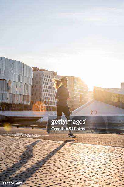 femme s'exerçant tôt le matin. - animate fotos photos et images de collection