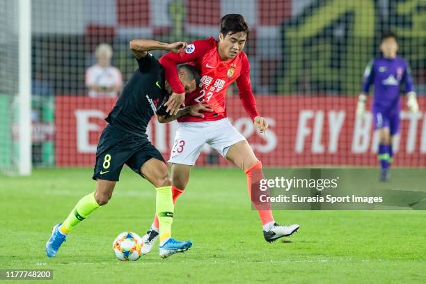 Park Ji-Soo of Guangzhou Evergrande fights for the ball with Ewerton da Silva Pereira of Urawa Red Diamonds during the AFC Champions League Semi...