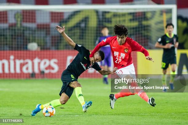 Park Ji-Soo of Guangzhou Evergrande fights for the ball with Ewerton da Silva Pereira of Urawa Red Diamonds during the AFC Champions League Semi...