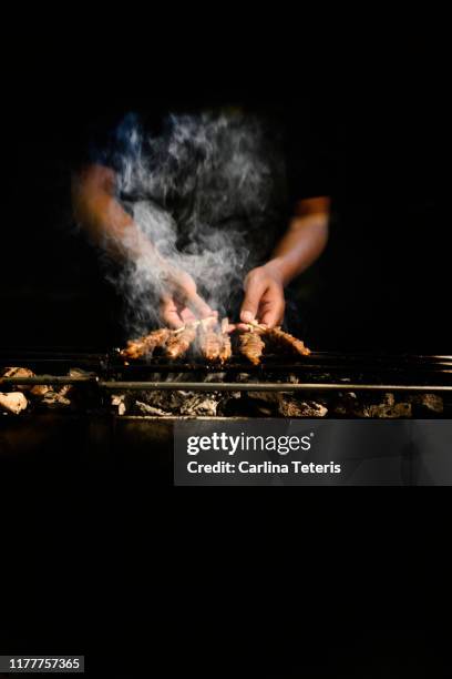 hands cooking indonesian satay on black background - viande fond noir photos et images de collection