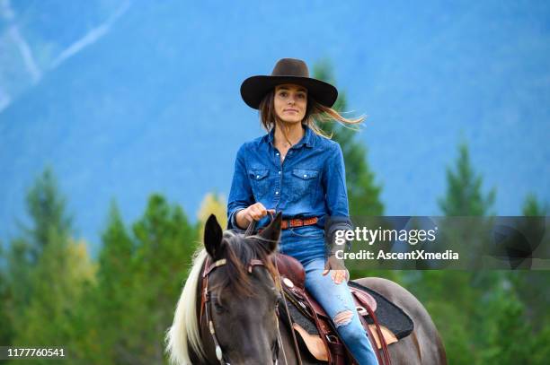 cowgirl reitet ihr pferd auf einer ranch - portrait hobby freizeit reiten stock-fotos und bilder