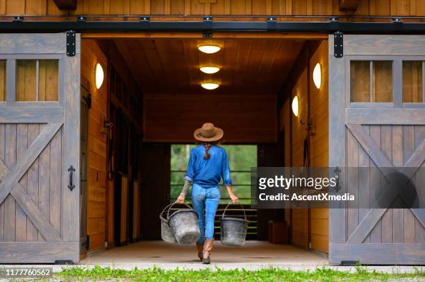 sterke vrouwelijke boer werken op haar ranch - ranch stockfoto's en -beelden