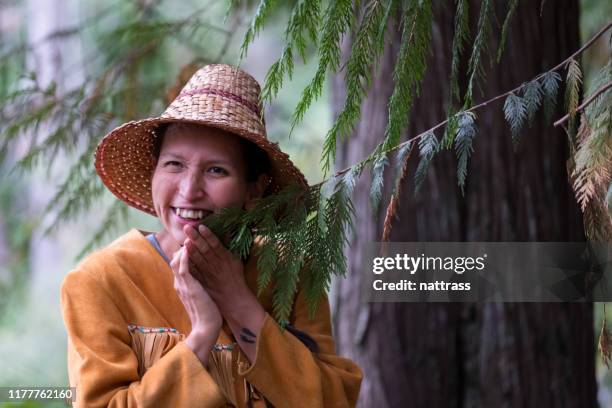 donna indigena canadese che benedice gli alberi - inuit foto e immagini stock