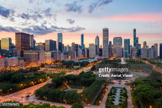 buckingham fountain and chicago cityscape at sunset - buckingham fountain chicago stock pictures, royalty-free photos & images