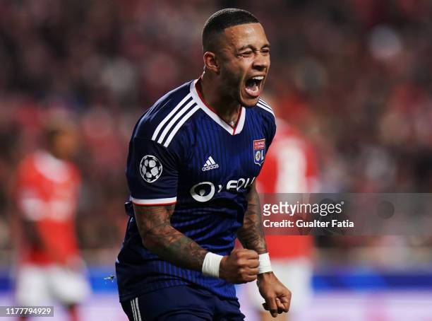 Memphis Depay of Olympique Lyonnais celebrates after scoring a goal during the UEFA Champions League Group G match between SL Benfica and Olympique...