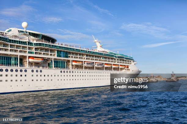 cruise ship in venice in the giudecca canal - grande gruppo di persone stock pictures, royalty-free photos & images