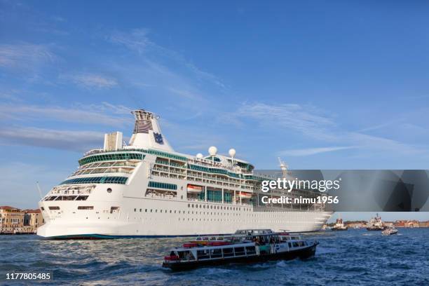 cruise ship in venice in the giudecca canal - grande gruppo di persone stock pictures, royalty-free photos & images