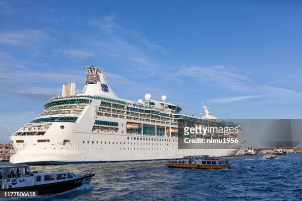 cruise ship in venice in the giudecca canal - grande gruppo di persone stock pictures, royalty-free photos & images