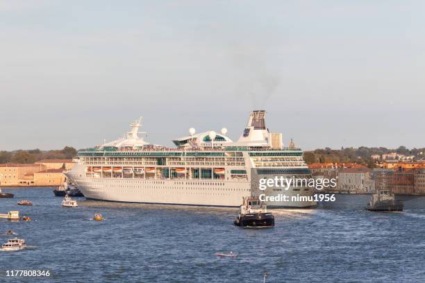 cruise ship in venice in the giudecca canal - grande gruppo di persone stock pictures, royalty-free photos & images