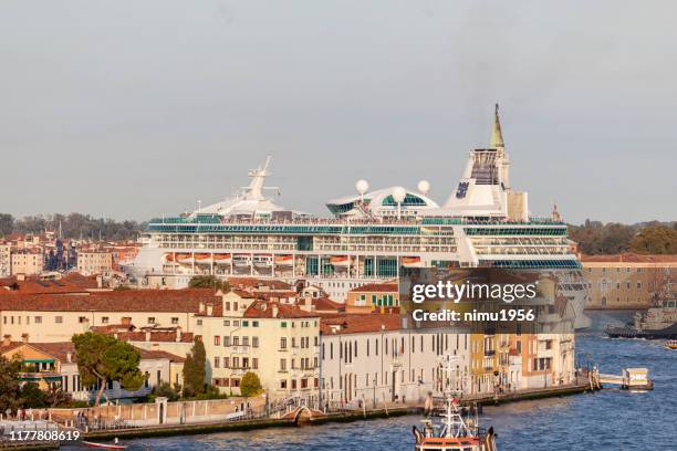 cruise ship in venice in the giudecca canal - grande gruppo di persone stock pictures, royalty-free photos & images