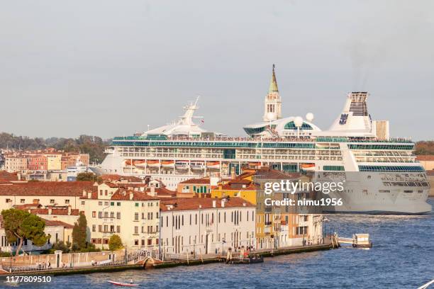 cruise ship in venice in the giudecca canal - grande gruppo di persone stock pictures, royalty-free photos & images