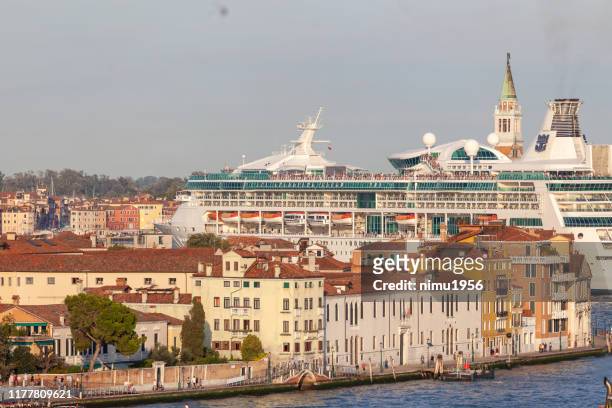 cruise ship in venice in the giudecca canal - grande gruppo di persone stock pictures, royalty-free photos & images
