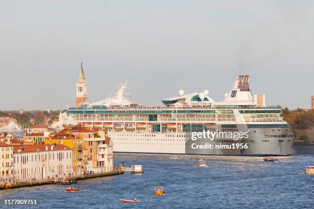 cruise ship in venice in the giudecca canal - grande gruppo di persone stock pictures, royalty-free photos & images