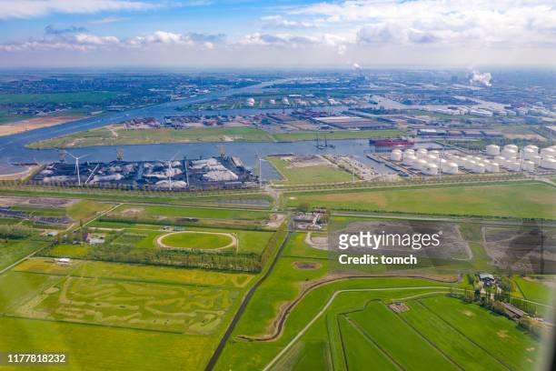 paesaggio della parte industriale di amsterdam. - olanda settentrionale foto e immagini stock