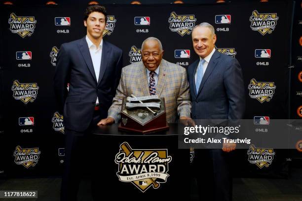 Hank Aaron Award recipient Christian Yelich of the Milwaukee Brewers poses for a photo with Hall of Famer Hank Aaron and Major League Baseball...