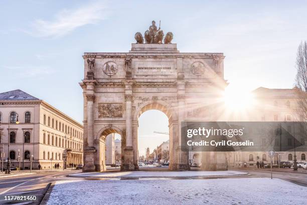 siegestor against clear sky - munich stockfoto's en -beelden