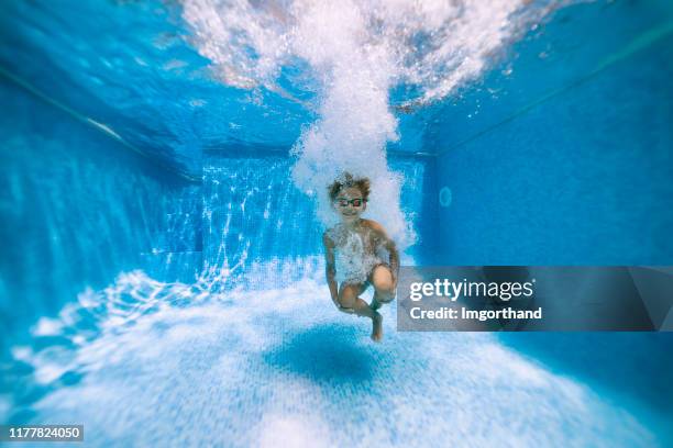 liten pojke hoppade in i poolen - underwater diving bildbanksfoton och bilder