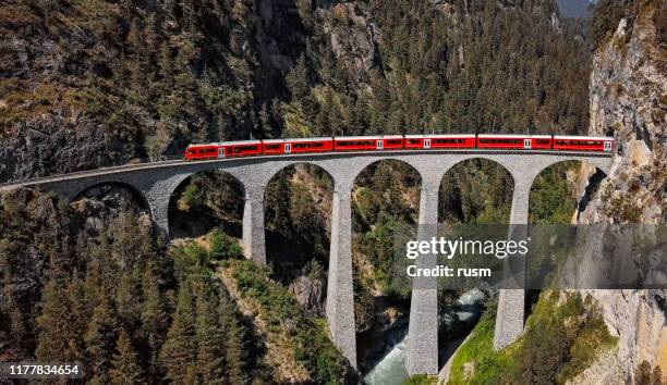vista aérea del tren en el famoso viaducto de landwasser (landwasserviadukt), graubunden, suiza. - puente de ferrocarril fotografías e imágenes de stock