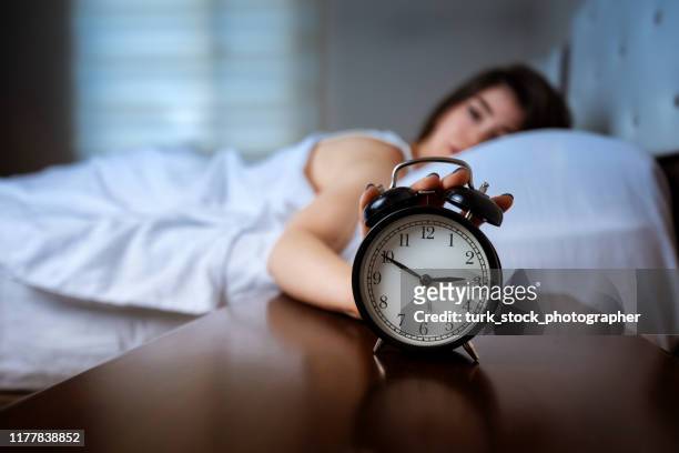 schlaflosigkeit patientin im bett - can't sleep stock-fotos und bilder