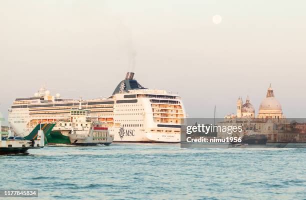 cruiseschip in venetië in st. mark's basis in de buurt van st. george island - pericolo stockfoto's en -beelden