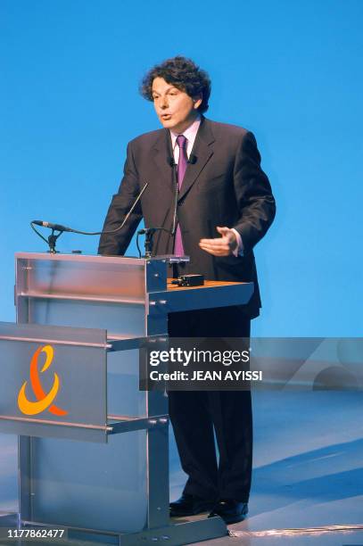 Thierry Breton, PDG de l'opérateur téléphonique France Télécom, donne une conférence de presse le 25 février 2003 au théâtre de l'Empire à Paris, au...