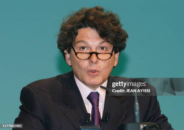 Thierry Breton, PDG de l'opérateur téléphonique France Télécom, donne une conférence de presse le 25 février 2003 au théâtre de l'Empire à Paris, au...