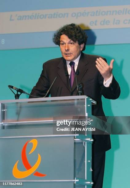 Thierry Breton, PDG de l'opérateur téléphonique France Télécom, donne une conférence de presse le 25 février 2003 au théâtre de l'Empire à Paris, au...