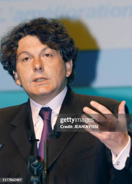 Thierry Breton, PDG de l'opérateur téléphonique France Télécom, donne une conférence de presse le 25 février 2003 au théâtre de l'Empire à Paris, au...