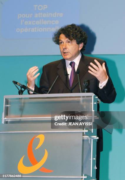 Thierry Breton, PDG de l'opérateur téléphonique France Télécom, donne une conférence de presse le 25 février 2003 au théâtre de l'Empire à Paris, au...