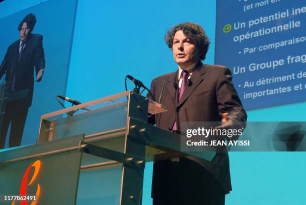 Thierry Breton, PDG de l'opérateur téléphonique France Télécom, donne une conférence de presse le 25 février 2003 au théâtre de l'Empire à Paris, au...