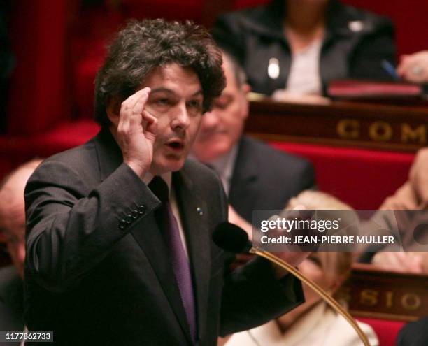 Le ministre des Finances Thierry Breton s'exprime, le 09 mars 2005 dans l'hémicycle de l'Assemblée nationale à Paris, lors de la séance des questions...