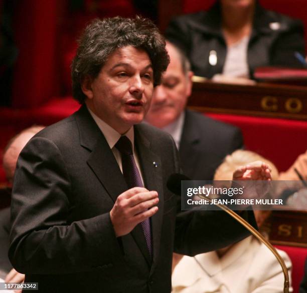 Le ministre des Finances Thierry Breton s'exprime, le 09 mars 2005 dans l'hémicycle de l'Assemblée nationale à Paris, lors de la séance des questions...