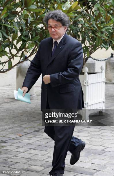Le ministre de l'Economie et des Finances Thierry Breton arrive à l'Hôtel Matignon pour participer à un séminaire gouvernemental, le 01 août 2005 à...
