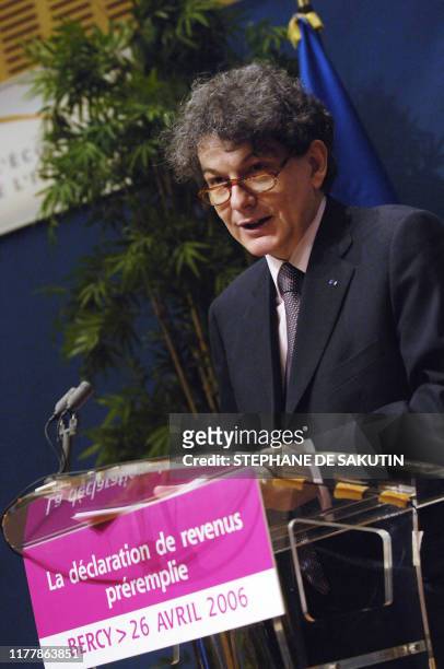 Le ministre des Finances Thierry Breton, s'exprime le 26 avril 2006 au Centre des conférences Pierre Mendès France à Paris, lors d'une conférence de...