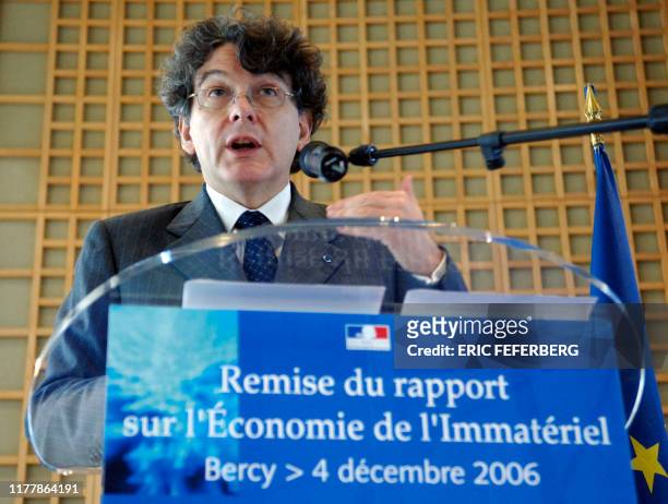 Le ministre de l'Economie et des Finances Thierry Breton s'exprime, le 04 décembre 2006 à Paris, lors d'une conférence de presse à l'occasion de la...