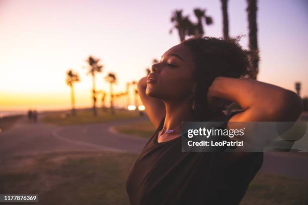 verticale de femme sur la plage en californie méridionale - african american women in the wind photos et images de collection