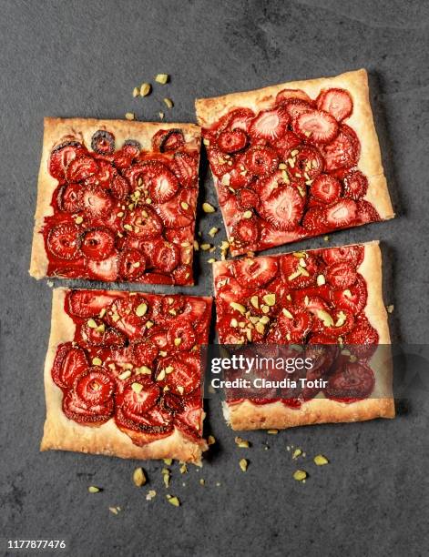 strawberry tart on black background - strawberry tart stock pictures, royalty-free photos & images