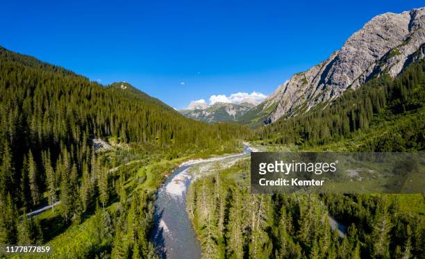 vue aérienne d'une rivière coulant par une forêt - lech valley photos et images de collection