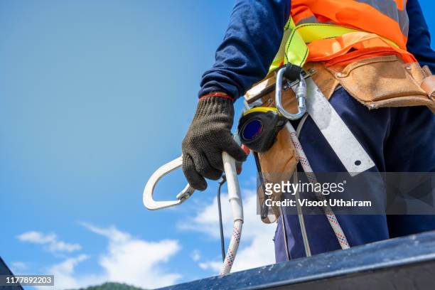 construction worker wearing safety harness and safety line - segurança do trabalho imagens e fotografias de stock